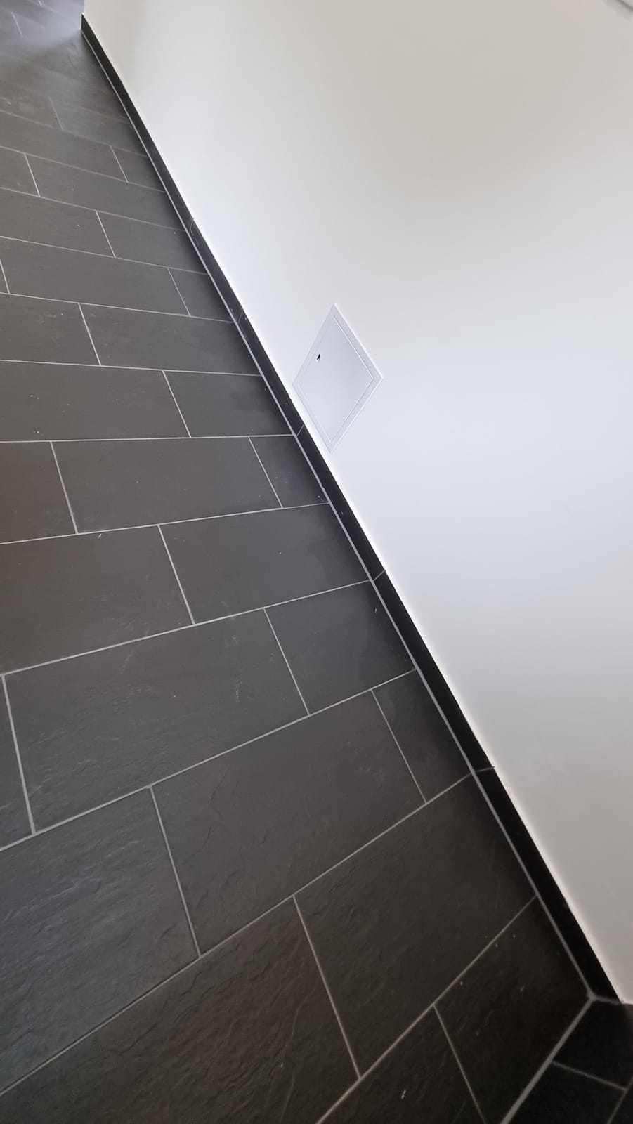 Bodenfliesen mit Sockelleiste im Detail