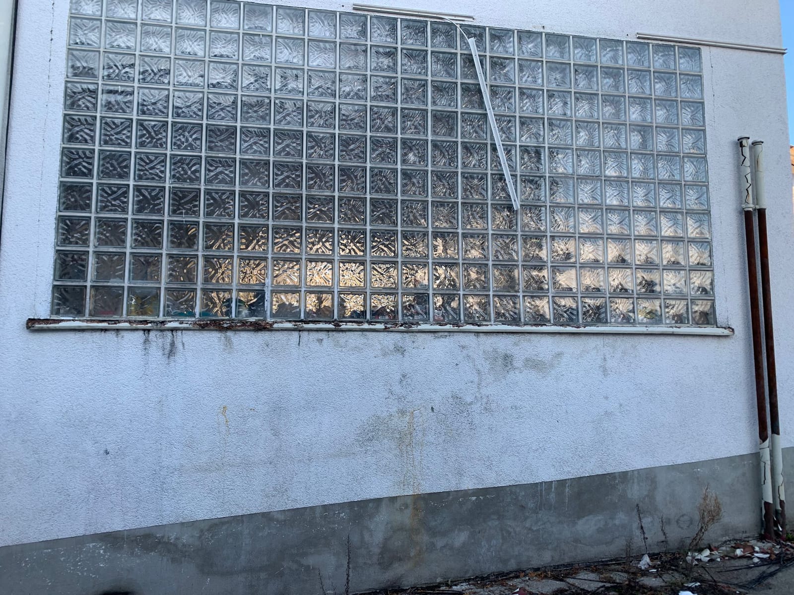Alte Fassade mit Glasbausteinen vor der Sanierung