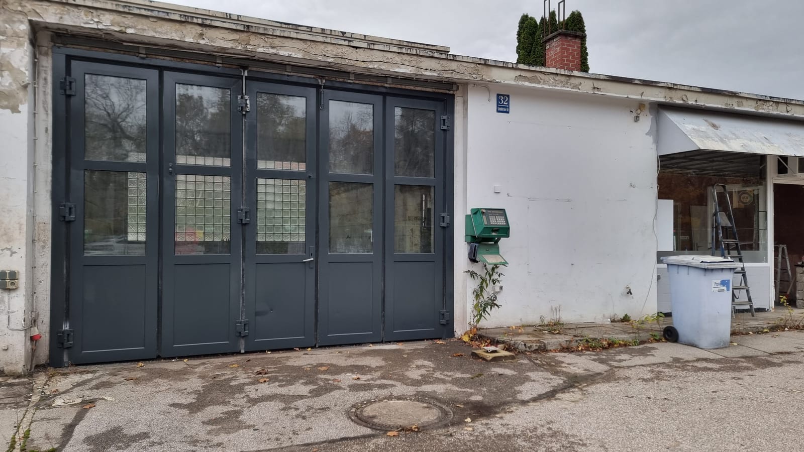 Vom Leerstand zur modernen Werkstatt: Werkstatttor, nachher