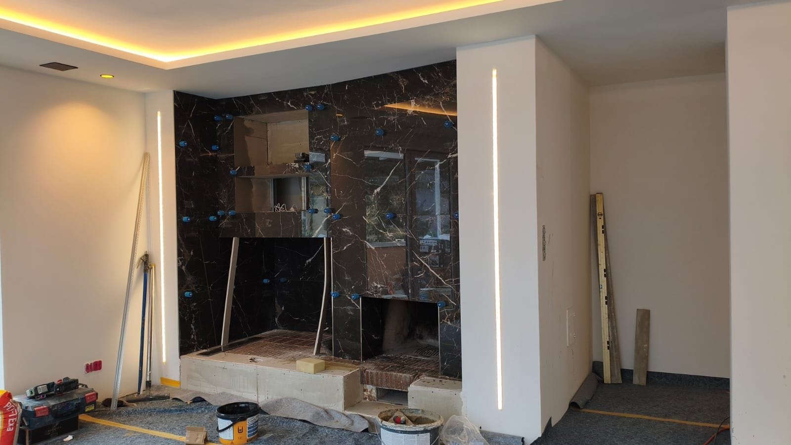 Kaminwand mit Natursteinplatten im Bau