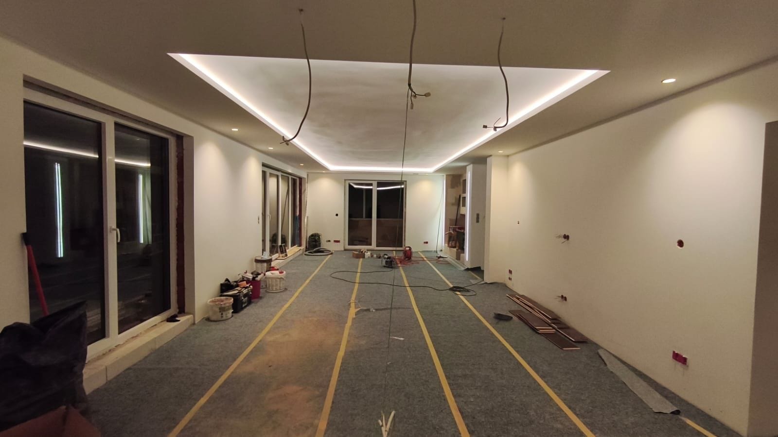 Abgehängte Decke mit Lichtvoute in der Bauphase