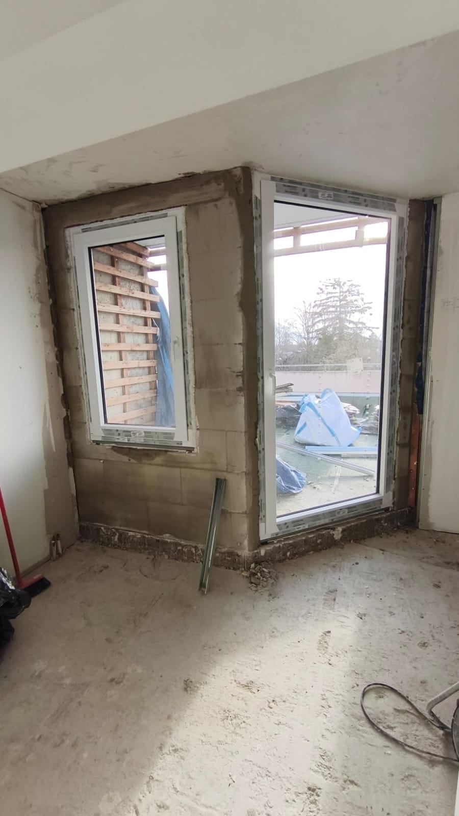Rohbau mit neuen Fenstern zur Terrasse